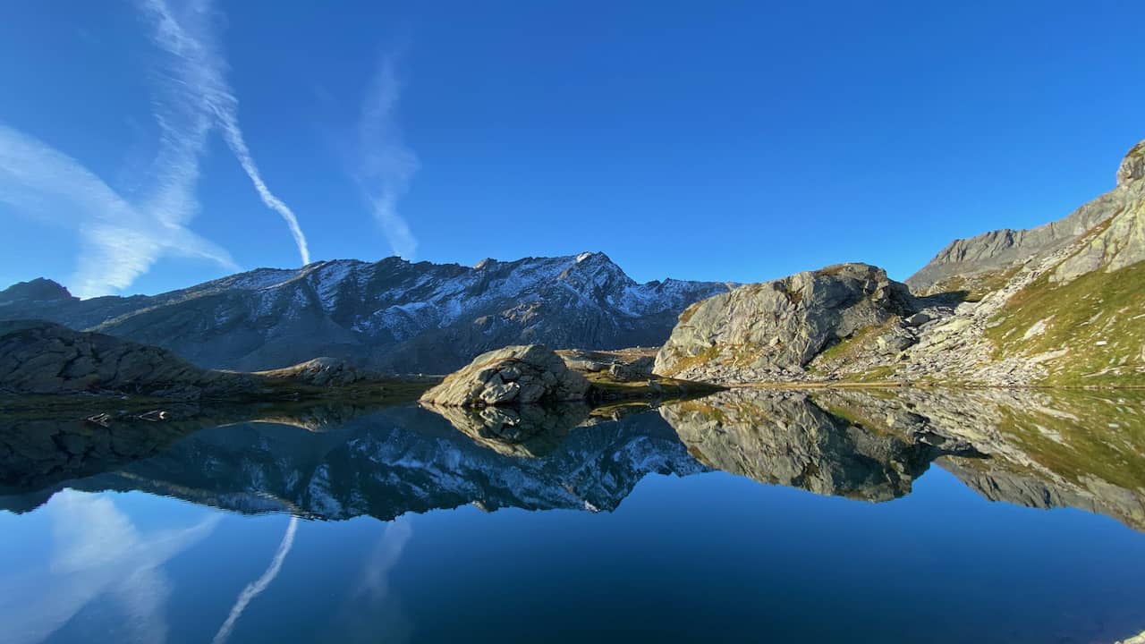 Bergsee mit klarer Spiegelung