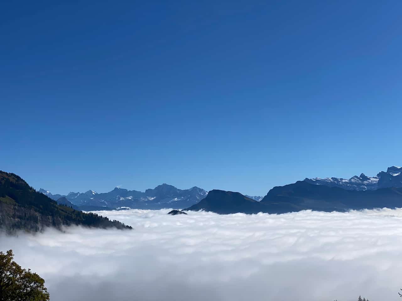 Bergpanorama über dem Nebelmeer