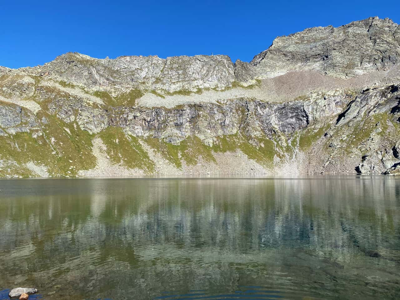 Bergsee im Tessin mit Spiegelung