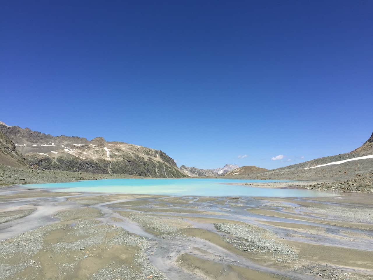 gletschervorfeld mit türkisblauem see