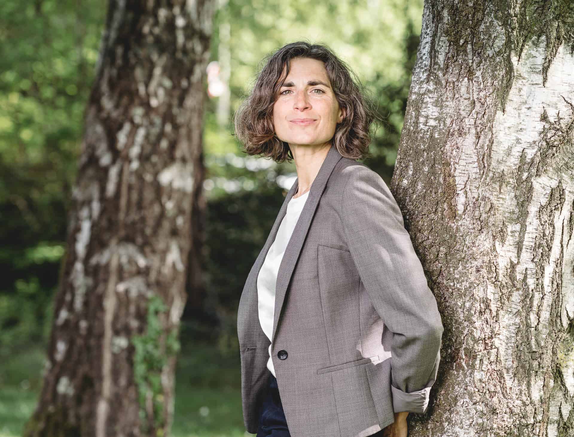 Porträt Monika Schaffner an Baum gelehnt, connecting spaces