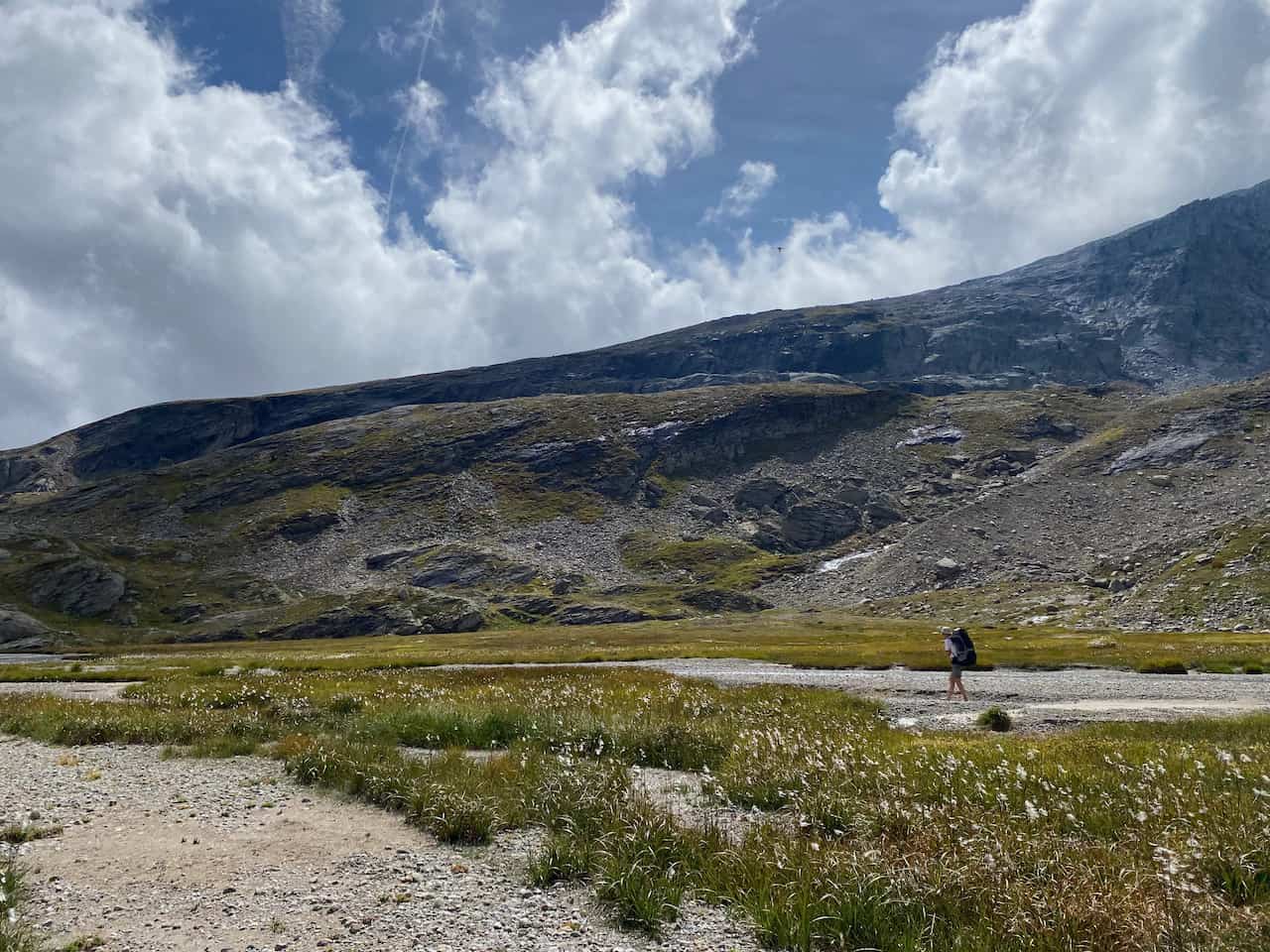Mensch barfuss unterwegs in unberührter alpiner Landschaft